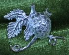 Silberne Hopfenbrosche